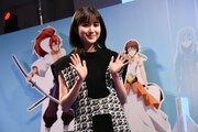 ブルーカーペットを歩いて登場した福本莉子。