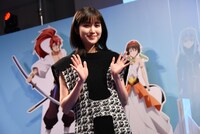ブルーカーペットを歩いて登場した福本莉子。