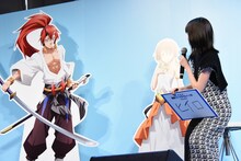 ヒイロのスタンディを見る福本莉子。