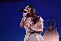 「Make Me Feel Better」を歌うMindaRyn。