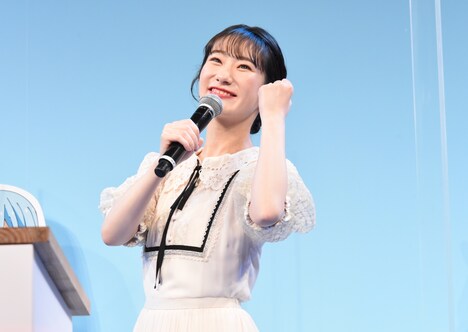 「転スラ大・大ヒット！」とポーズを決める岡咲美保。