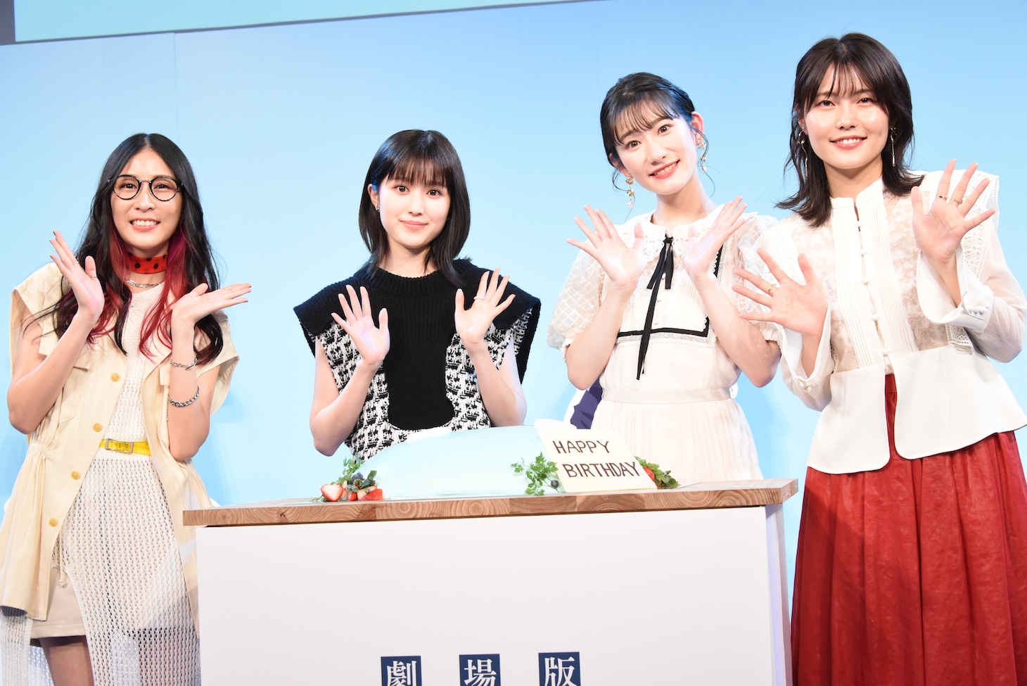 左からMindaRyn、福本莉子、岡咲美保、千本木彩花。