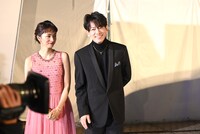 左から満島ひかり、佐藤健。