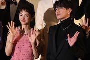 Netflixシリーズ「First Love 初恋」プレミアイベントにて左から満島ひかり、佐藤健。
