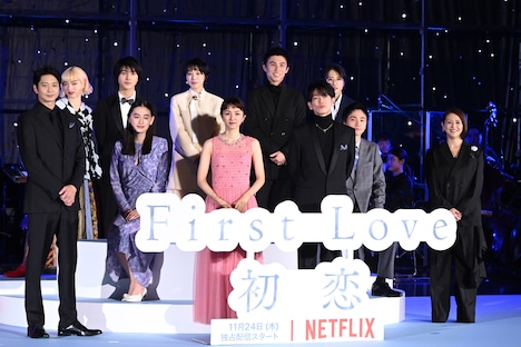 前列左から向井理、八木莉可子、満島ひかり、佐藤健、木戸大聖、小泉今日子。後列左からアオイヤマダ、荒木飛羽、夏帆、中尾明慶、寒竹ゆり。