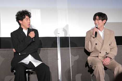 左から大泉洋、目黒蓮。