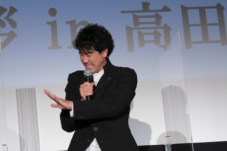 “こうなるはずだった”という理想の入場シーンをやってみせる大泉洋。