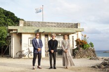 「Dr.コトー診療所」凱旋プレミア上映会で沖縄・与那国島を訪れた中江功（左）、吉岡秀隆（中央）、柴咲コウ（右）。