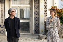 左から吉岡秀隆、柴咲コウ。