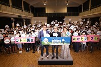 「Dr.コトー診療所」凱旋プレミア上映会にて、左から中江功、吉岡秀隆、柴咲コウ。