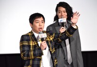 「自分の好きなタイミングで寝ろ！」と声を上げるせいや（左）。