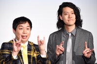 キツネポーズをするせいや（左）と粗品（右）。