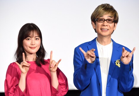 左から生田絵梨花、山寺宏一。