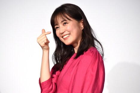 指ハートをする生田絵梨花。