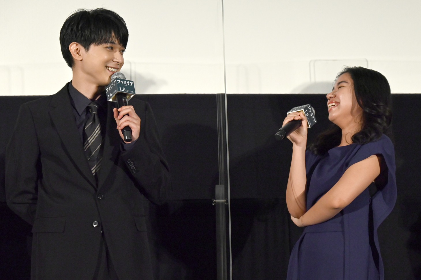 左から吉沢亮、アリまらい果。