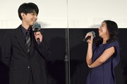 左から吉沢亮、アリまらい果。