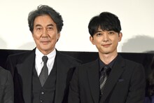 左から役所広司、吉沢亮。