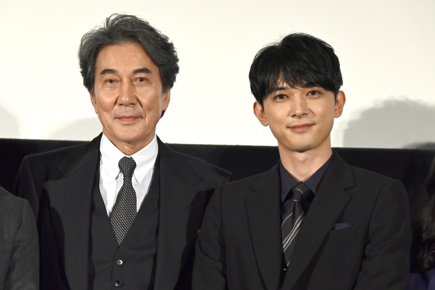 左から役所広司、吉沢亮。