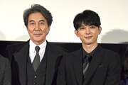 左から役所広司、吉沢亮。