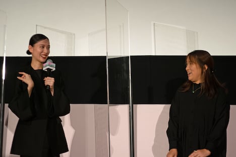 左から戸田恵梨香、湊かなえ。