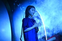 鏡を模したセットから登場した當真あみ。