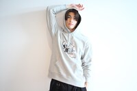 パーカーを着用した石川雷蔵。