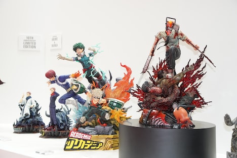 プライム1スタジオ出展ブースより、週刊少年ジャンプ作品のスタチュー。