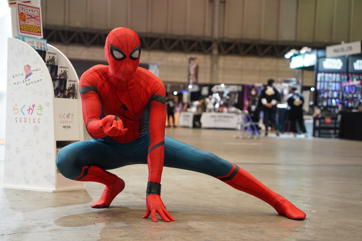 東京コミコン2022」より、スパイダーマンに扮したコスプレイヤー 