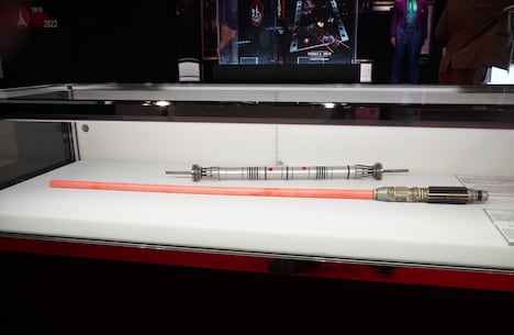 ダースモール（奥）とメイス・ウィンドゥ（手前）のライトセーバー。