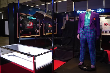 「バットマン」におけるジョーカーの衣装や小道具。