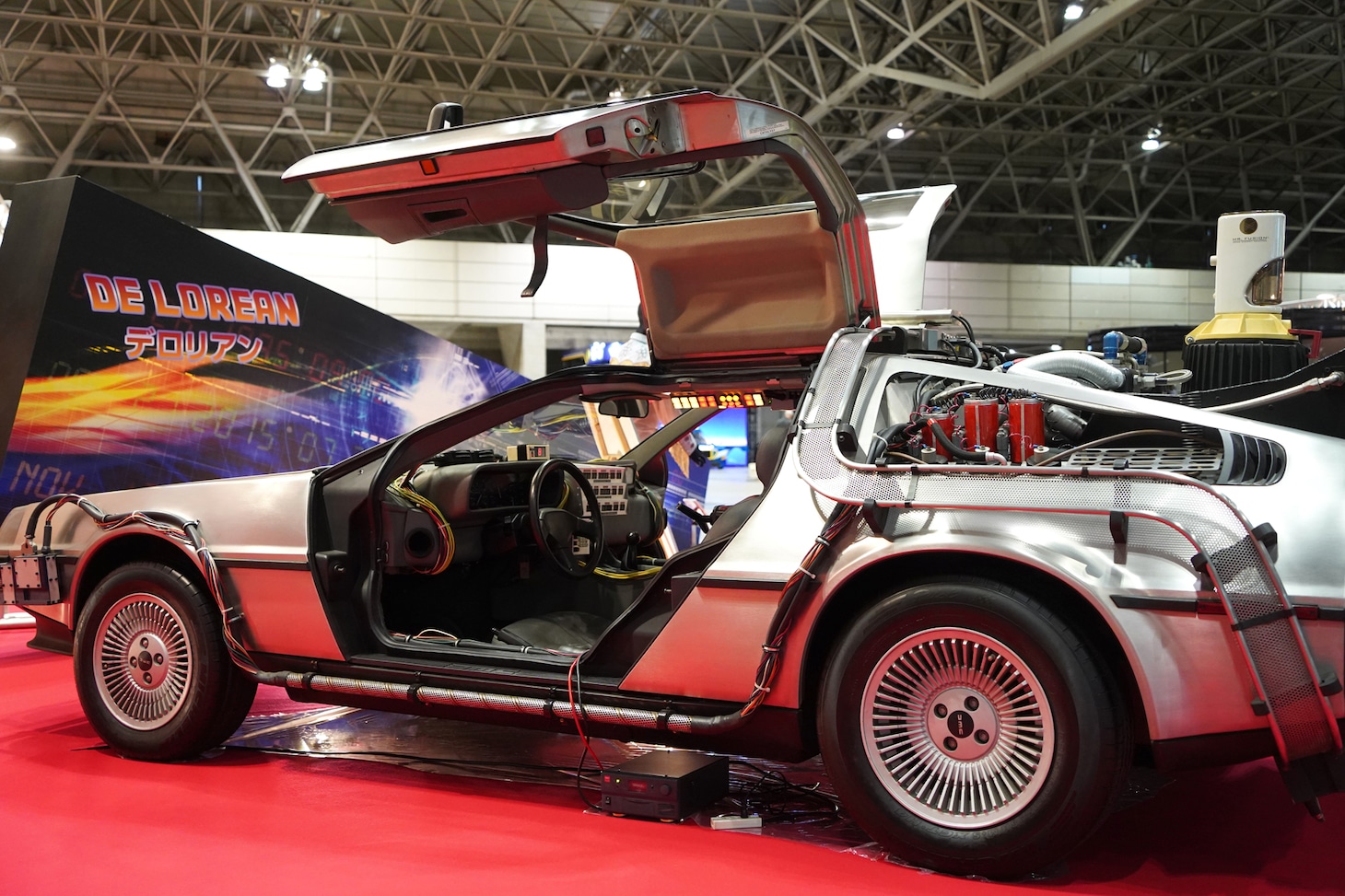 「バック・トゥ・ザ・フューチャー」シリーズのデロリアン。