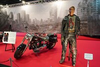 「ターミネーター2」のT-800等身大フィギュア（右）と撮影で使われたハーレーダビッドソン ファットボーイ（左）。