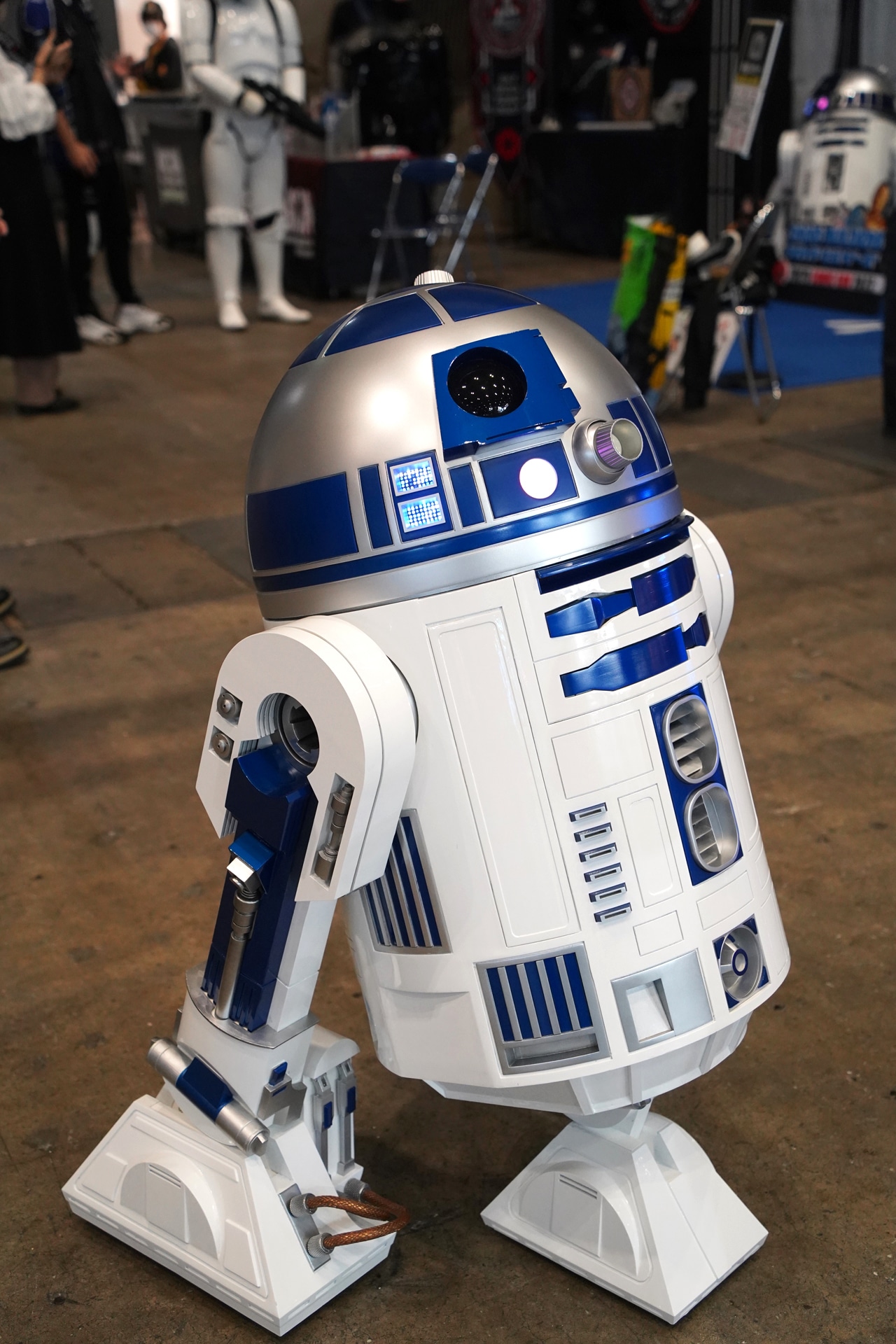 ドロイド・ビルダーズ・ジャパンが作成した動き回るR2-D2。