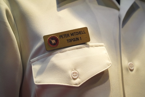 「トップガン」でトム・クルーズが着用したドレスユニフォームの名札。