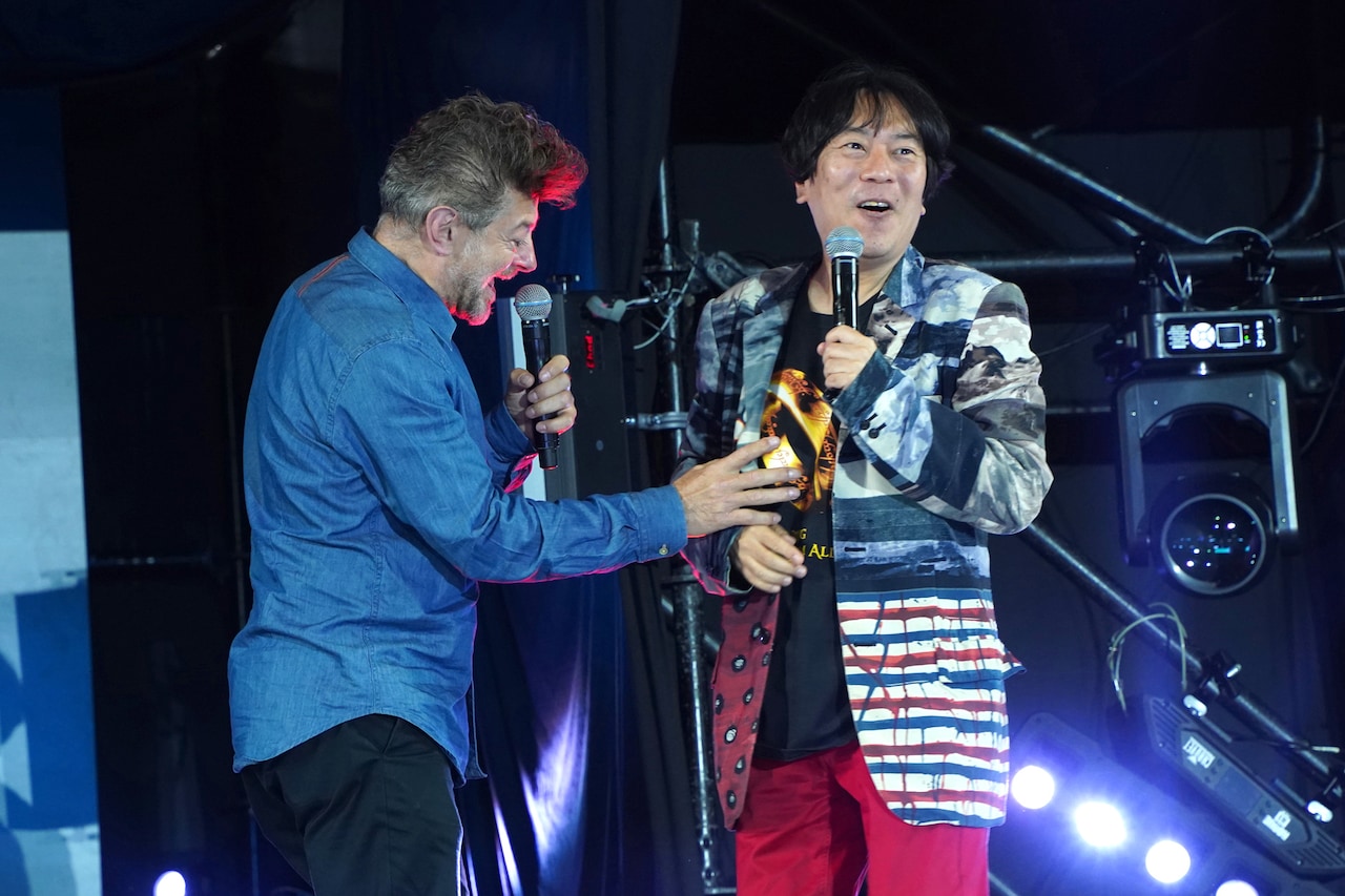 杉山すぴ豊（右）が着ている「ロード・オブ・ザ・リング」Tシャツの指輪に反応し「precious」とつぶやくアンディ・サーキス（左）。