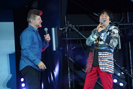 突然の「precious」に驚く杉山すぴ豊(右)。