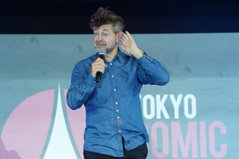 観客の「One Way Out!」に耳をそばだてるアンディ・サーキス。