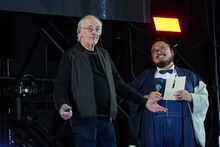 左からクリストファー・ロイド、MCと通訳を担当した米本学仁。