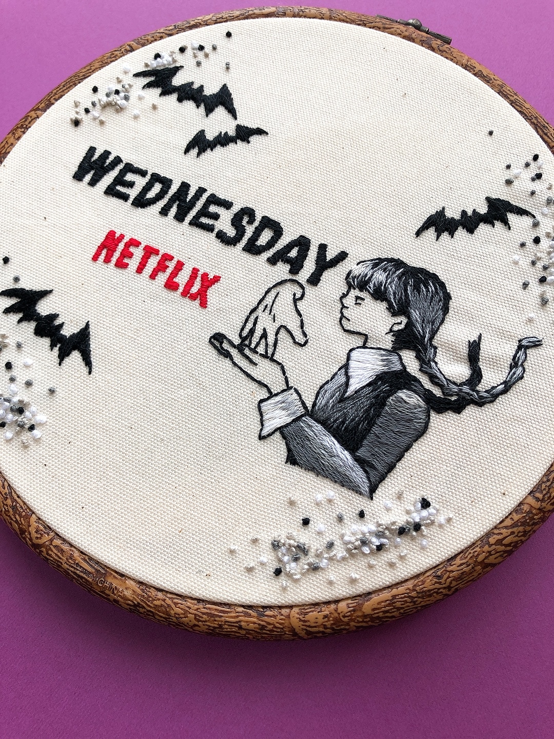 「ウェンズデー」の刺繍作品。MN氏による新作。
