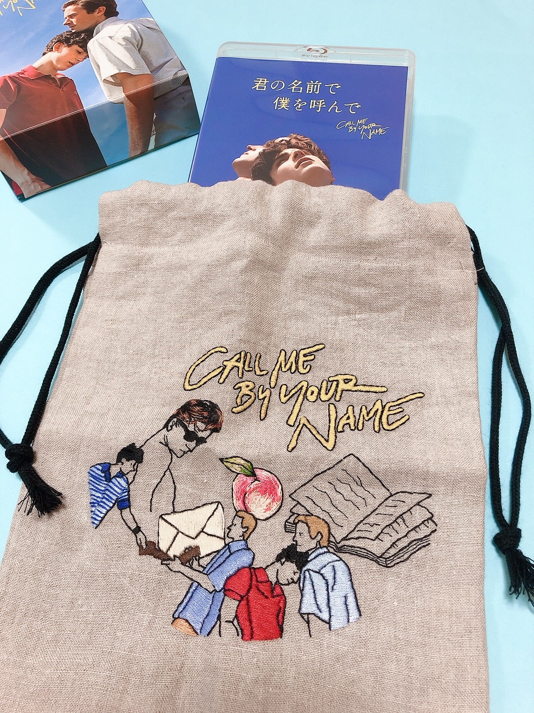 「君の名前で僕を呼んで」の刺繍作品。