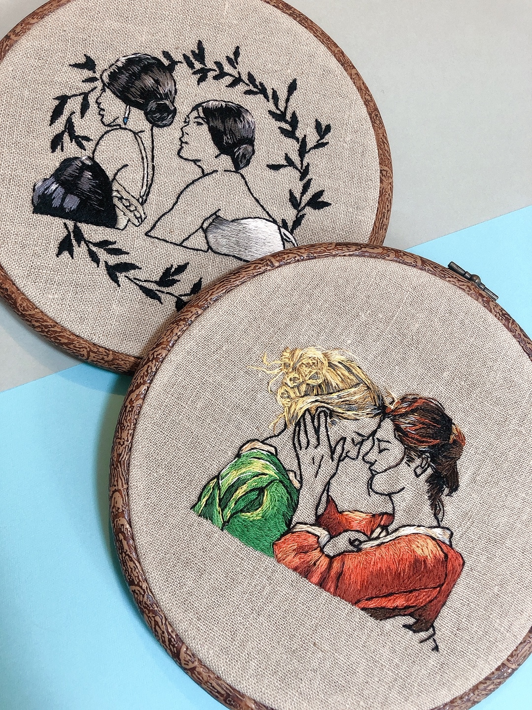 「燃ゆる女の肖像」（右下）と「お嬢さん」（左上）の刺繍作品。