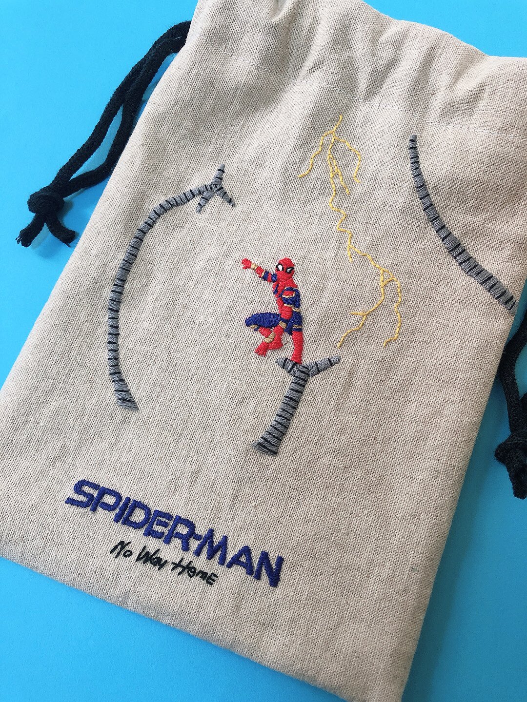 「スパイダーマン：ノー・ウェイ・ホーム」の刺繍作品。