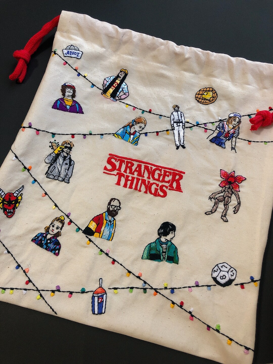 「ストレンジャー・シングス 未知の世界」の刺繍作品。
