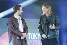 左からジョセフ・クイン、ジェイミー・キャンベル・バウアー。