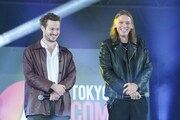 左からジョセフ・クイン、ジェイミー・キャンベル・バウアー。