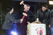 酒井美佐子、ジェームズ・マカヴォイ、AKIRAによる鏡割りの瞬間。