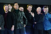 左からジェームズ・マカヴォイ、AKIRA、C.B.セブルスキー、ヘイデン・クリステンセン、アンソニー・ダニエルズ、アンディ・サーキス。