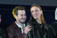 左からジョセフ・クイン、ジェイミー・キャンベル・バウアー。