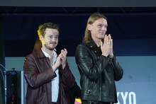 左からジョセフ・クイン、ジェイミー・キャンベル・バウアー。