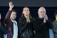 左からジョセフ・クイン、ジェイミー・キャンベル・バウアー、クリストファー・ロイド。